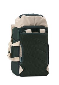 Sac à dos vert foncé et beige avec panneau arrière rembourré, double poignées de transport beige et poche latérale zippée, présenté en position verticale sur fond blanc.