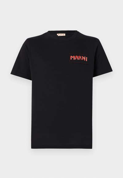 T-shirt de algodão preta com um bolso quadrado com o texto "MARNI" bordado em vermelho. Gola redonda e mangas curtas, ajuste clássico.