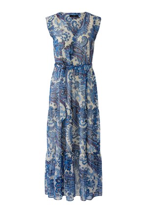 Robe maxi sans manches avec un motif floral cachemire bleu et marron sur fond blanc, ceinturée à la taille avec une ceinture en tissu.
