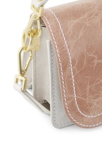Torebka z syntetycznej skóry w odcieniach brązowym i białym z teksturowanym wykończeniem, złotymi elementami metalowymi i kontrastującymi detalami przeszyć. Posiada zapięcie na klapę.