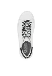 Baskets blanches avec une surface lisse, lacets rayés noir et blanc, bout arrondi et semelle intérieure grise avec un détail de marque.