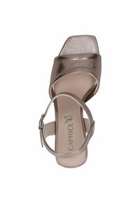 Bronzen metalen hoge hak sandaal met een vierkante neus, brede band en verstelbare enkelgesp. Zachte textuur en minimalistisch ontwerp.