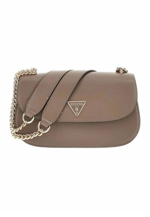 Sac à bandoulière Guess en cuir taupe avec bandoulière chaîne dorée et plaque logo triangulaire sur le rabat avant.