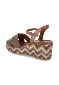 Sandal con zeppa in pelle verde con cinturino alla caviglia marrone, piattaforma intrecciata multicolore con motivo a zigzag, design con punta arrotondata.