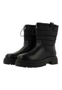 Botas de invierno negras con una base de cuero texturizado y parte superior de tela acolchada. Cuentan con un cordón ajustable y una suela exterior de goma resistente.
