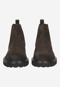 Brązowe botki zamszowe z elastycznymi panelami po bokach i pętelkami do ściągania. Solidna gumowa podeszwa z teksturowanym wzorem bieżnika, zaprojektowana z myślą o trwałości.