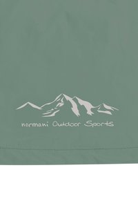 Grüner Stoff mit einem weißen Bergmotiv und dem Text "normani Outdoor Sports" darunter, glatte Textur und klare Linien.