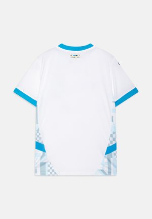 Witte sport T-shirt met een blauwe kraag en blauwe accenten op de mouwen. Geweven patroon aan de zijkanten in lichtblauw en witte geometrische ontwerpen.