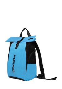 Sac à dos bleu et noir, fabriqué en tissu durable. Comprend une fermeture roulée, des poches latérales en mesh et un compartiment avant zippé.