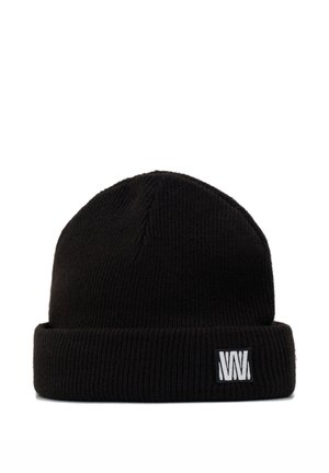 Gorro de punto acanalado negro con puño doblado y pequeño parche con logo blanco en la parte delantera sobre un fondo blanco.