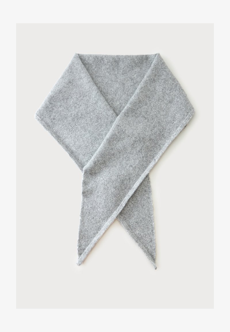 Écharpe en laine gris clair douce pliée en forme de V sur un fond neutre.
