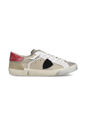 Sneaker low-top con lacci bianchi, lati beige traforati, toppa nera, punta grigia, tallone beige e colletto del tallone rosso testurizzato.