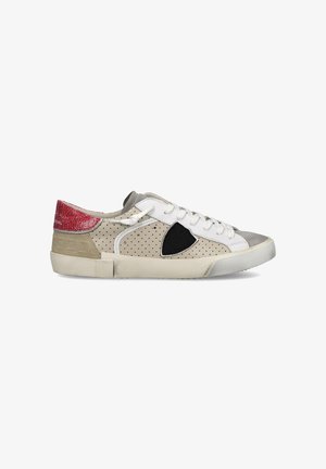 Sneaker low-top con lacci bianchi, lati beige traforati, toppa nera, punta grigia, tallone beige e colletto del tallone rosso testurizzato.