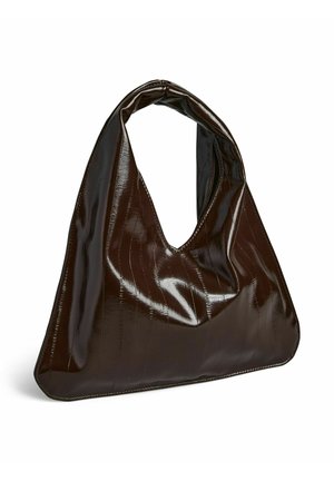 Sac à main triangulaire en cuir marron foncé brillant avec une large anse souple et des détails subtils de couture verticale.