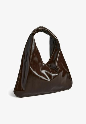 Sac à main triangulaire en cuir marron foncé brillant avec une large anse souple et des détails subtils de couture verticale.