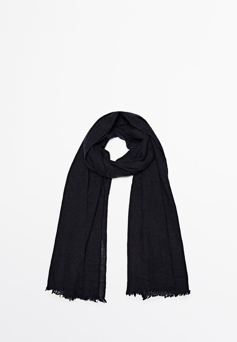 Sort tørklæde lavet af letvægts, tekstureret stof, med frynsede kanter og en lang, rektangulær form til alsidig styling.