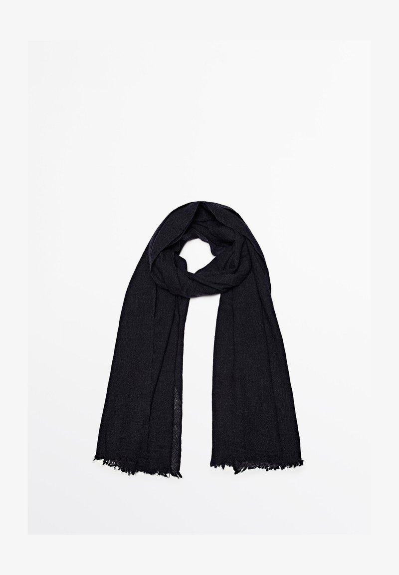 Černá šála vyrobená z lehké, strukturované tkaniny, s třásněmi na okrajích a dlouhým, obdélníkovým tvarem pro variabilní styling.
