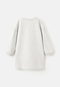 Hanorac gri deschis, cu mâneci lungi bufante, guler rotund și croială lejeră, realizat dintr-un material moale și texturat.