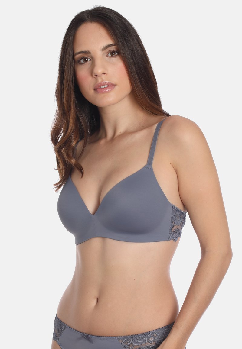 Soutien-gorge gris au design lisse et sans couture. Les détails en dentelle sur les côtés ajoutent de la texture. Bretelles ajustables et forme classique en V.