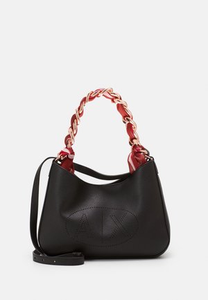 Sac à main en cuir noir avec logo A|X perforé, doté d'une anse chaîne enveloppée de tissu rouge et d'une bandoulière ajustable.