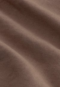 Brunt tekstil med en glat, mat overflade, der har bløde folder og et ensartet vævemønster, hvilket giver et naturligt stofudseende.