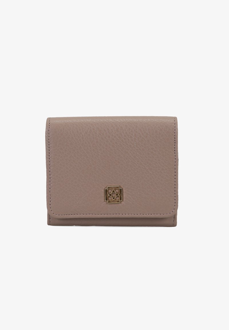 Porte-monnaie en cuir rose avec surface texturée, rabat pliable et finitions dorées. Il présente un emblème géométrique sur le devant. Design compact.