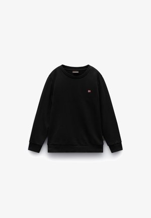 Svart genser laget av bomullsblanding, med rund hals, lange ermer, ribbestrikkede mansjetter og nederkant, samt en liten rød og hvit logo på brystet.