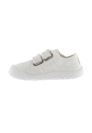 Zapatillas de lona blancas con dos correas de velcro, parte superior de tela texturizada y suela blanca de goma flexible con un patrón de agarre.