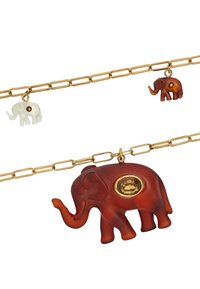 Złoty naszyjnik z dwoma zawieszkami w kształcie słoni: większym, rudo-brązowym słoniem z kamieniem ozdobionym złotem oraz mniejszym, białym słoniem z czerwonym okiem.