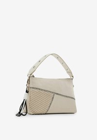 Borsa beige con dettagli in tessuto intrecciato, cuciture a contrasto, tracolla regolabile con accenti argento e una decorazione a frange.