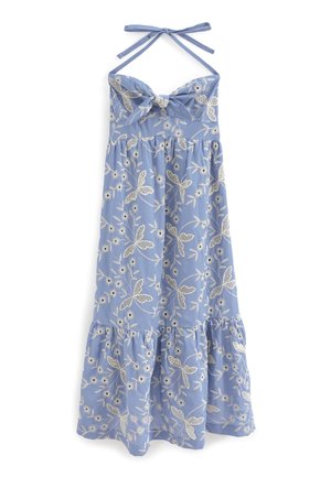 Robe bleu clair à col halter avec broderie florale blanche, nœud noué à l’avant sur la poitrine et ourlet à volants superposés.