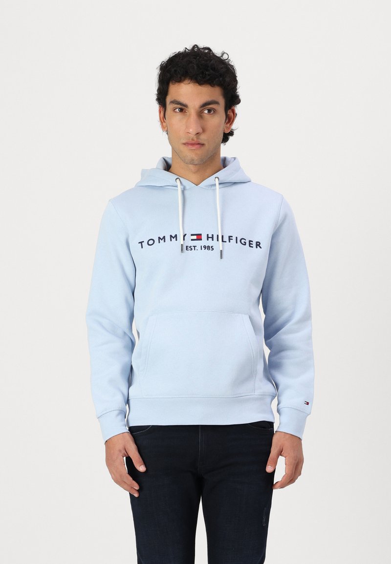 Γαλάζια hoodie με μπροστινή τσέπη, κορδόνια και λογότυπο "TOMMY HILFIGER EST. 1985". Λεπτομέρειες με ριμπ μανσέτες και στρίφωμα, βαμβακερό υλικό.