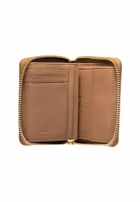 Braune Lederbörse mit einem Reißverschluss-Design, mehreren Kartenfächern und einem glatten, strukturierten Innenraum. Goldfarbene Reißverschlussdetails erhöhen die Funktionalität.