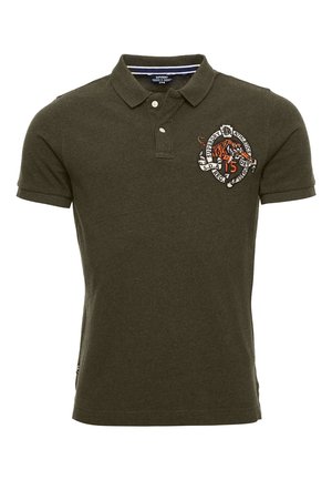 Mørkegrøn kortærmet polo med to-knaps stolpelukning og broderet klistermærke af en tiger og tekst på venstre bryst.