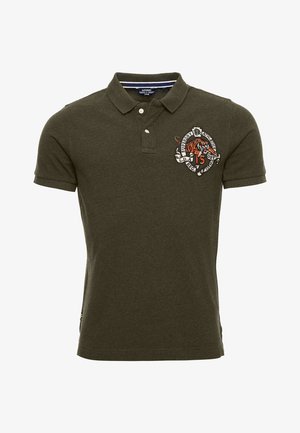 Tummanvihreä lyhythihainen poolopaita, jossa kaksinappinen kaulus ja vasemmassa rinnassa kirjailtu tiikerimerkki sekä teksti.