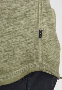 Blend BHMINO - Basic T-shirt - dusty olive green