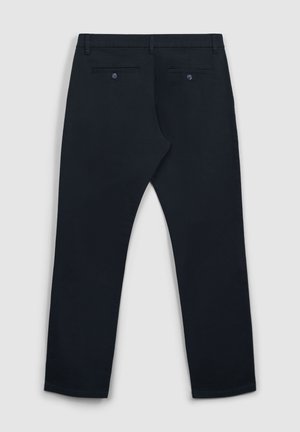 Pantaloni blu scuro con una texture liscia, dotati di due tasche posteriori con chiusura a bottone e un design a gamba dritta.