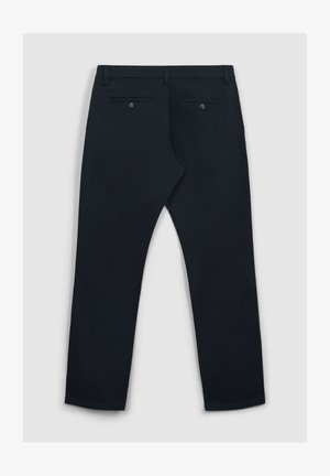 Pantaloni blu scuro con una texture liscia, dotati di due tasche posteriori con chiusura a bottone e un design a gamba dritta.