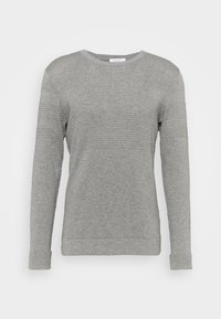 Šedý svetřík s dlouhým rukávem se strukturovaným vzorem na hrudi a hladkými rukávy, s kulatým výstřihem a žebrovanými manžetami.