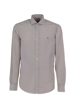 Camisa de manga larga para hombre con rayas verticales en blanco y azul oscuro. Tiene un cuello, cierre de botones en la parte delantera y un pequeño logo azul en el pecho.