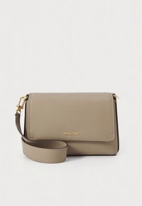 Grijze leren crossbodytas met gouden accenten, voorzien van een overslagklep en afneembare riem. De merknaam is op de voorkant geperst.