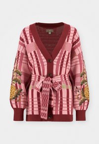 Ροζ και μπορντό γιλέκο με V-λαιμό, καρό σχέδιο, κεντημένα ανανάδες στα μανίκια και ζώνη στη μέση. Διαθέτει δύο μπροστινά κουμπιά.