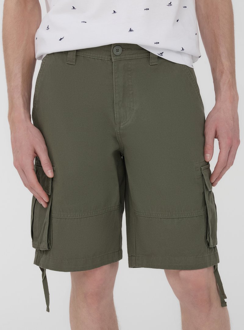 Pantaloni cargo verde oliva realizzati in tessuto morbido, dotati di due tasche laterali e lacci all'orlo per una regolazione ottimale.