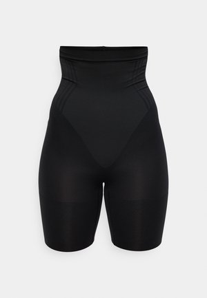 Pantaloni scurți negri de modelare, cu talie înaltă, lungime până la mijlocul coapsei, textură netedă și zone întărite la nivelul taliei și șoldurilor.