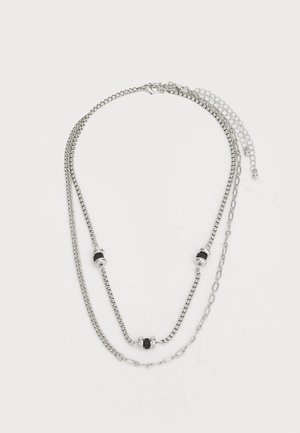 Collier en argent à plusieurs couches, composé de trois brins, émaillé de perles noires et argentées, avec des chaînes de styles et longueurs variés.