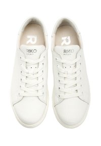 Białe skórzane sneakersy z teksturowaną powierzchnią, płaskimi sznurowadłami i minimalistycznym designem. Posiadają wytłoczone logo na języku oraz miękką podszewkę wewnętrzną.