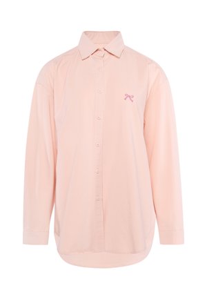 Hellrosa langärmliges Hemd mit Knopfleiste, Kragen und kleiner rosa Schleifenstickerei auf der linken Brust.