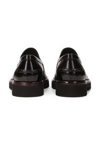 Mocasines de cuero negro con un acabado pulido, que presentan un tacón bajo, punta redondeada y costuras decorativas a lo largo de las costuras.