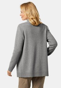 Grau gestrickte Strickjacke mit lockerer Passform, gerippten Bündchen und Saum. Weiche Textur, hat lange Ärmel und einen hohen Kragen.