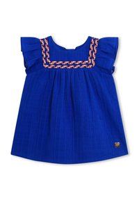 Blauwe peuterjurk met korte ruches mouwen en oranje-witte gevlochten rand rondom de vierkante halslijn op een witte achtergrond.